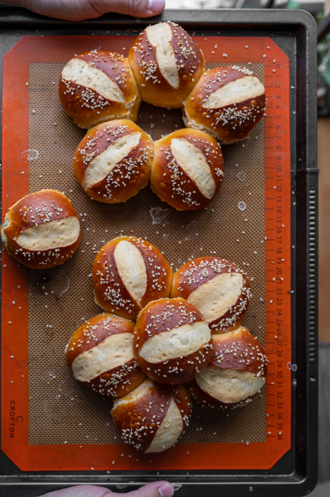 Knusprige Laugenbrötchen frisch vom Blech, das beste und einfachste Rezept